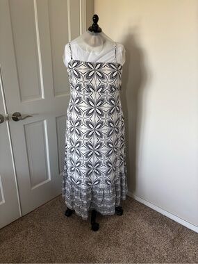 target black white dress New with Tags - Size XS - Women's Sleeveless Knit to Woven Midi it features a ribbed bodice and flowy skirt to elevate the overall look.A New Day Black and White Long Sleeve